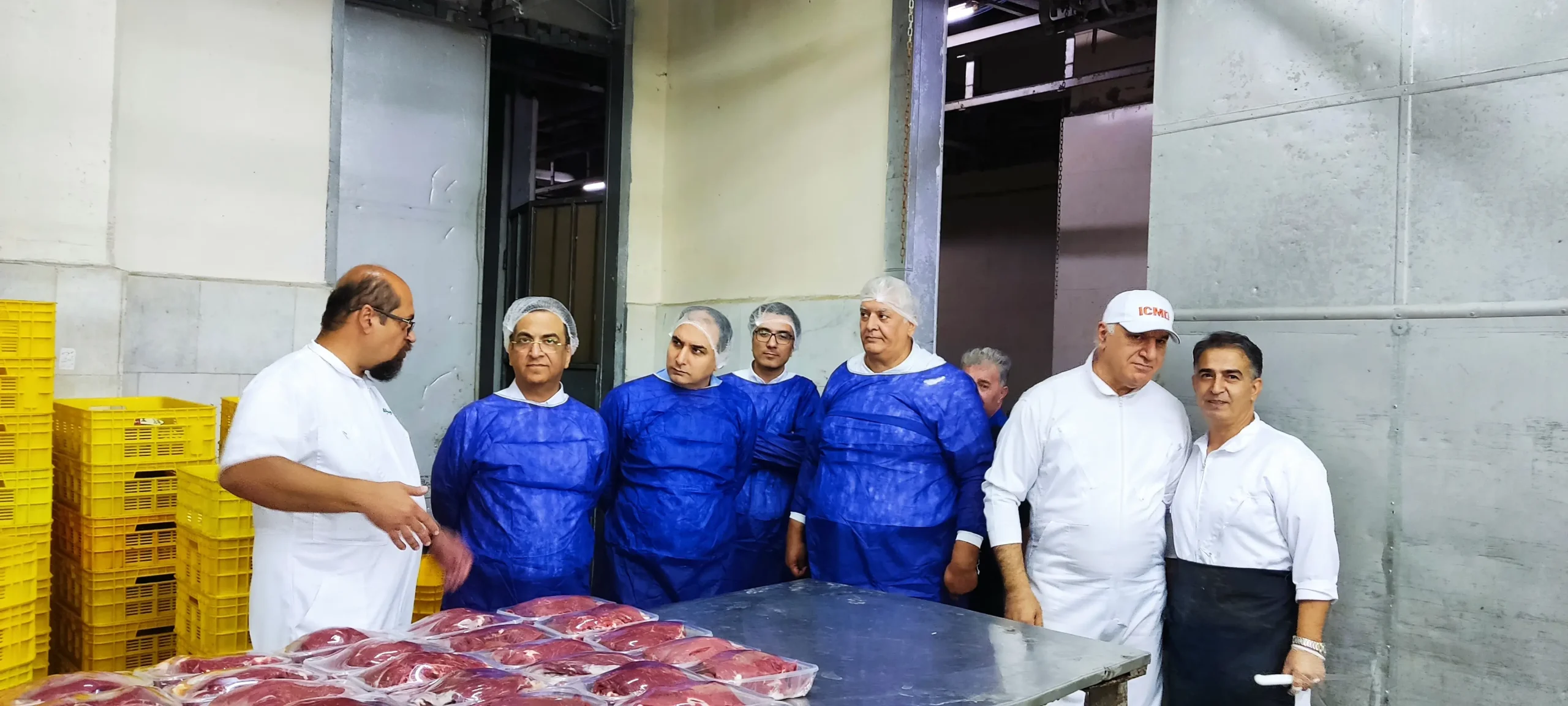 گفتگو و نظارت میدانی مدیرعامل و اعضای هیأت مدیره در سالن بستهبندی کشتارگاه